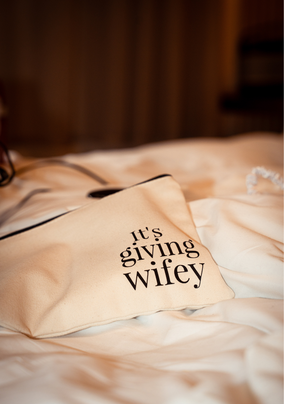 IT'S GIVING WIFEY Clutch
